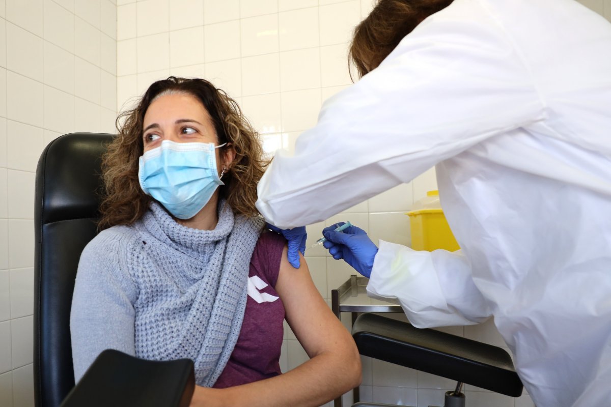 Anna Llongueras, farmacèutica a Cardedeu, rebent la vacuna aquest dijous a les Franqueses