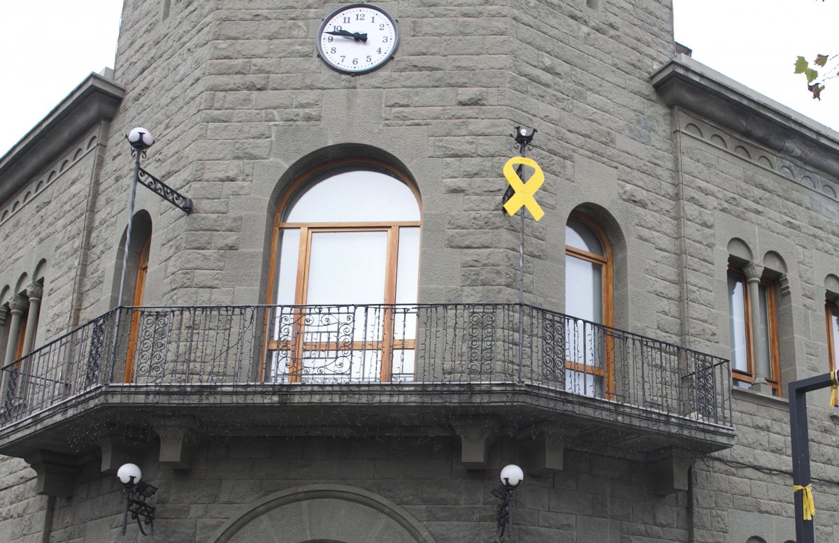 El llaç groc a la façana de l'Ajuntament