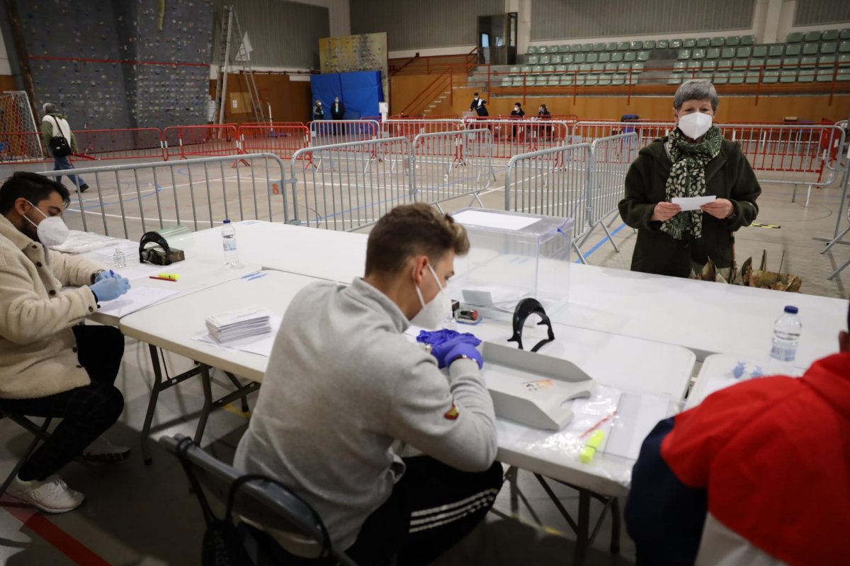 Una de les primeres votants al pavelló de Lliçà de Vall