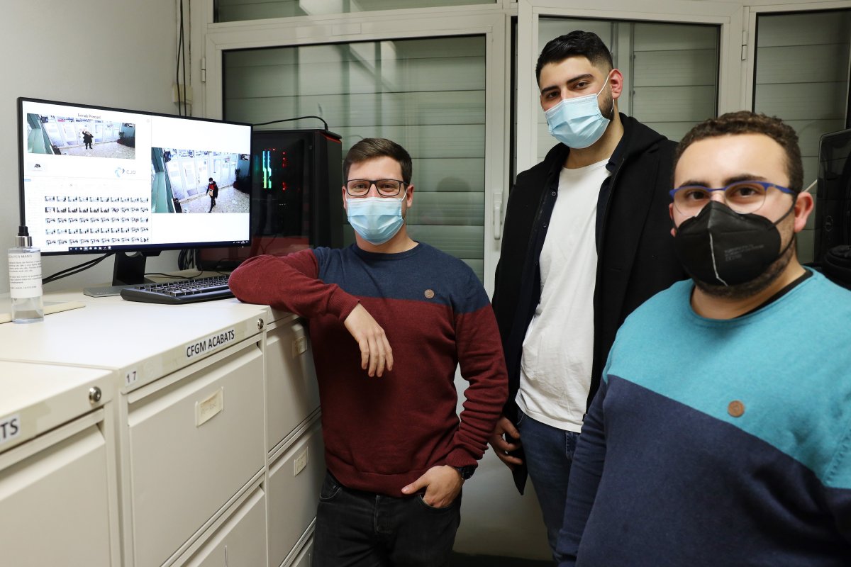 Francesc Casarramona, Dany Malagón i Iván Jaén amb l’ordinador que rep i conserva les imatges de la càmera que detecta si es porta o no la mascareta