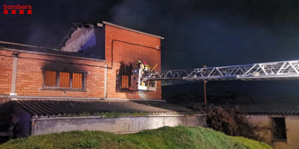 Els bombers han atacat el foc des de l'exterior per la inestabilitat del sostre