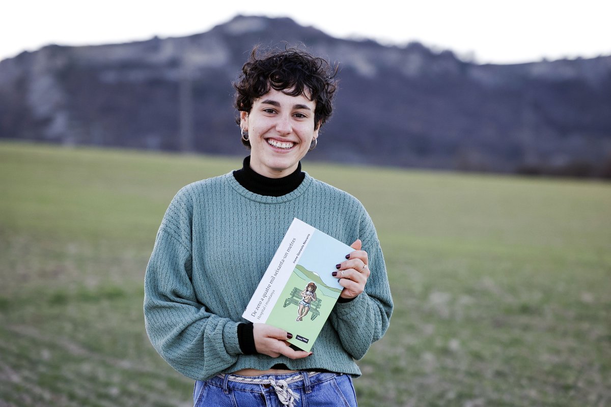 Irene Gonzalo, amb un exemplar del llibre 'De zero a quatre mil seixanta-un metres', aquest dilluns