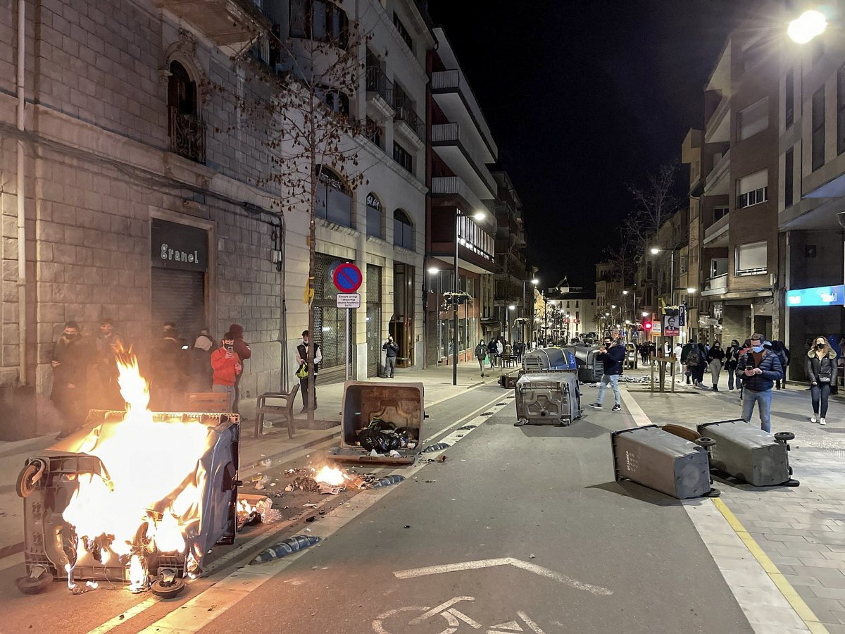Contenidors bolcats al mig de la Rambla després de l'acte electoral a la Plaça Major