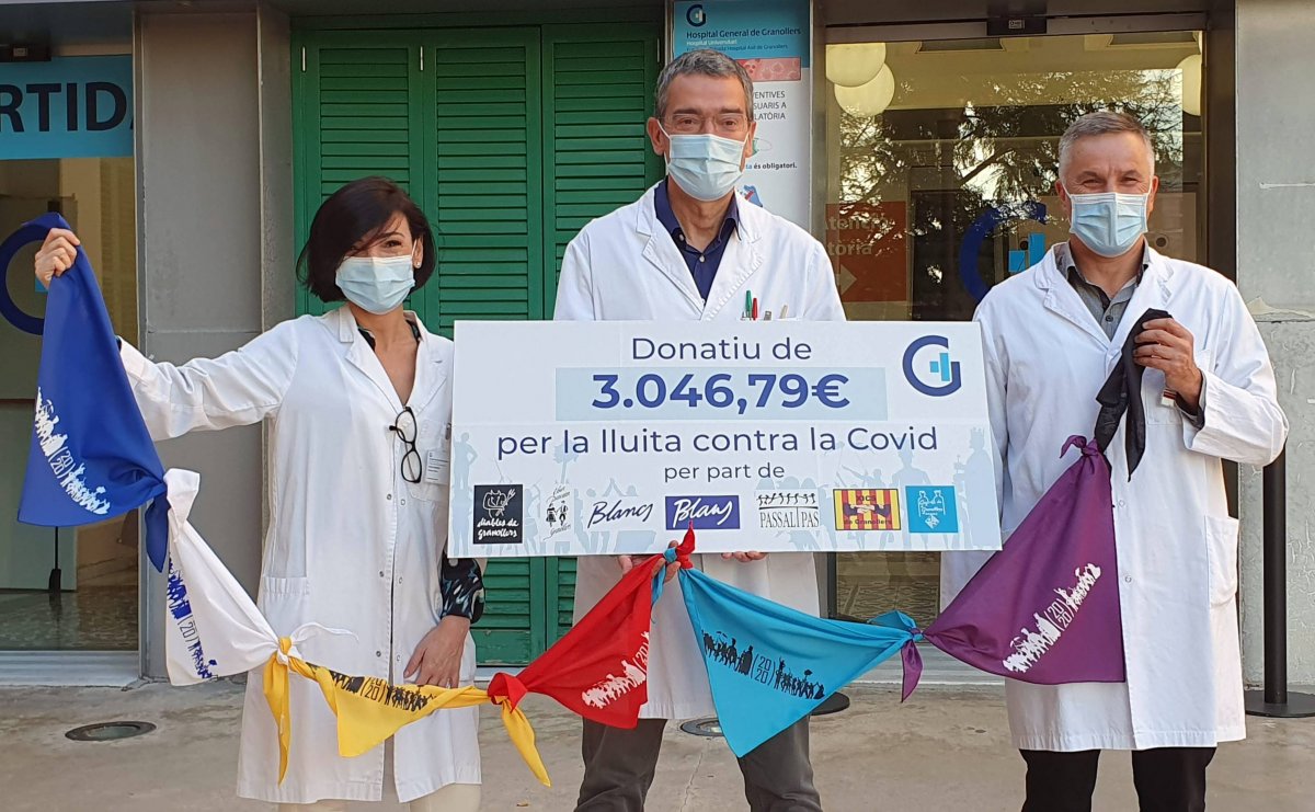 El director de l'hospital Rafael Lledó, al centre, amb dos responsables mèdics, mostren el xec de la donació