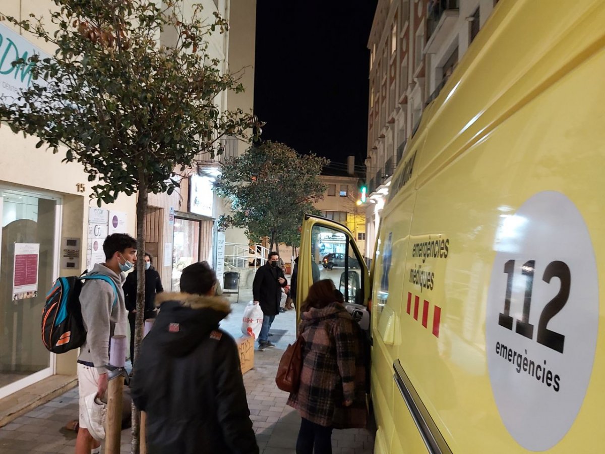 Segons la CUP, una ambulància es va desplaçar a la zona després de les trucades al 112 de persones que eren al carrer i després que marxés la patrulla