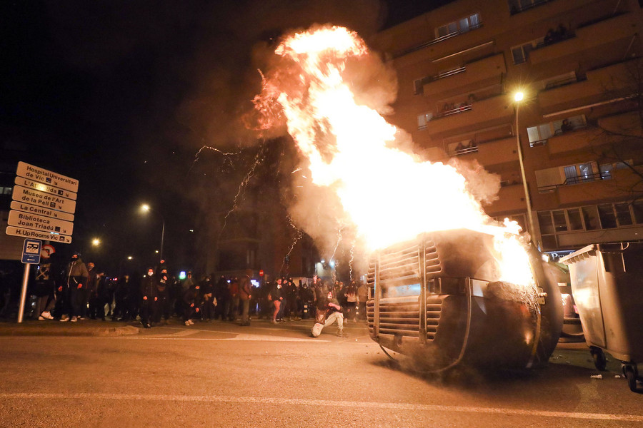 Barcelona ciutat en flames durant les protestes
