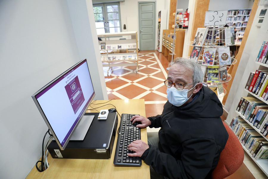 Lluís Crosas, a la biblioteca de Tona, on va a fer recerca de feina a través de les xarxes socials