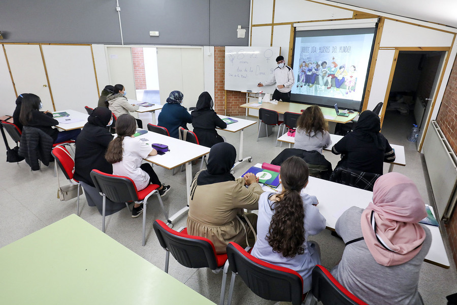 Participants, voluntàries i el dinamitzador del projecte AFEX, dimarts a l'institut Antoni Pous i Argila de Manlleu