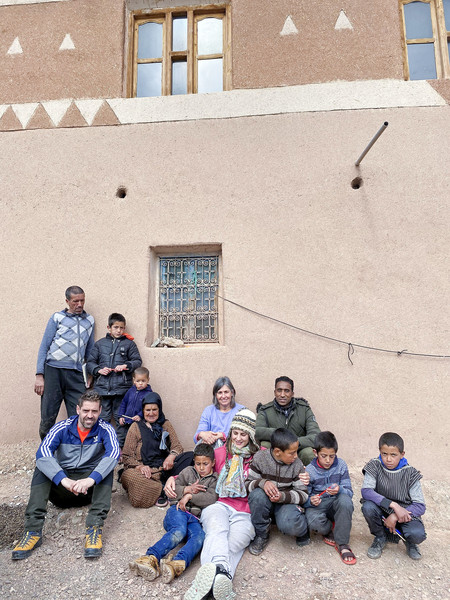 Colomer (a baix a l'esquerra) amb algunes de les persones del poblat de Tichki, en un dels seus viatges al Marroc