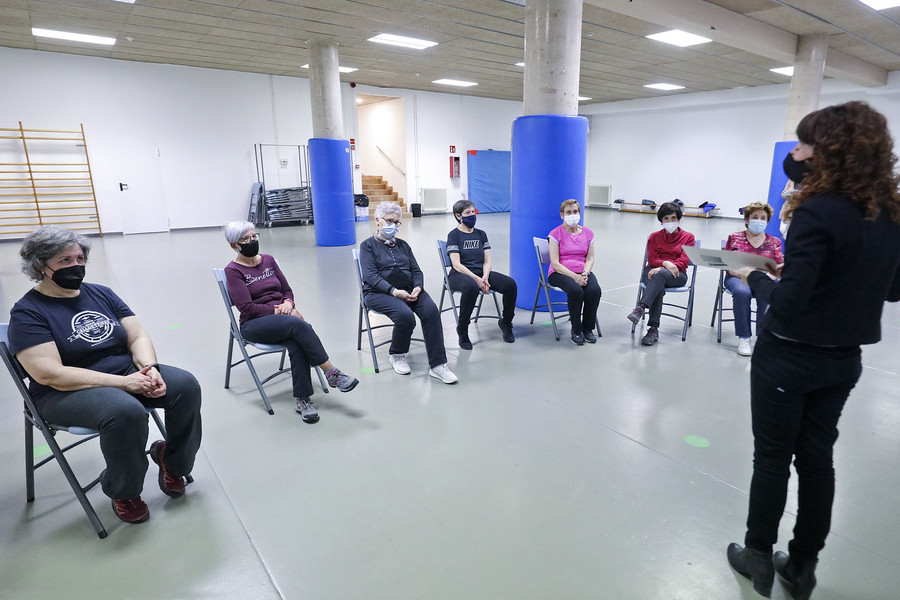 Un moment de la sessió de psicologia positiva d'aquest dimecres, amb senyores grans que fan exercici a la UVic