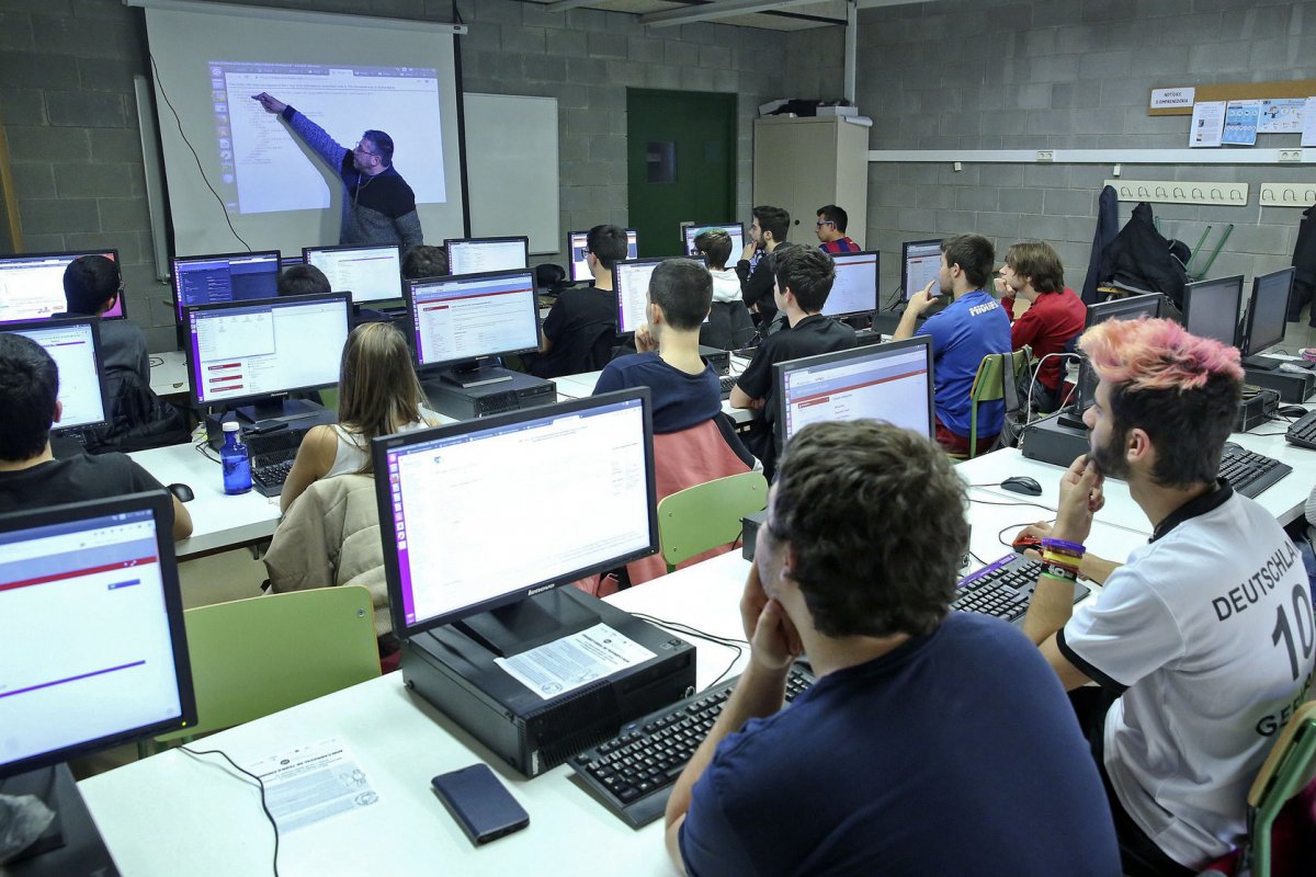 Alumnes d'un dels cicles de grau mitjà d'informàtica que s'imparteixen al centre
