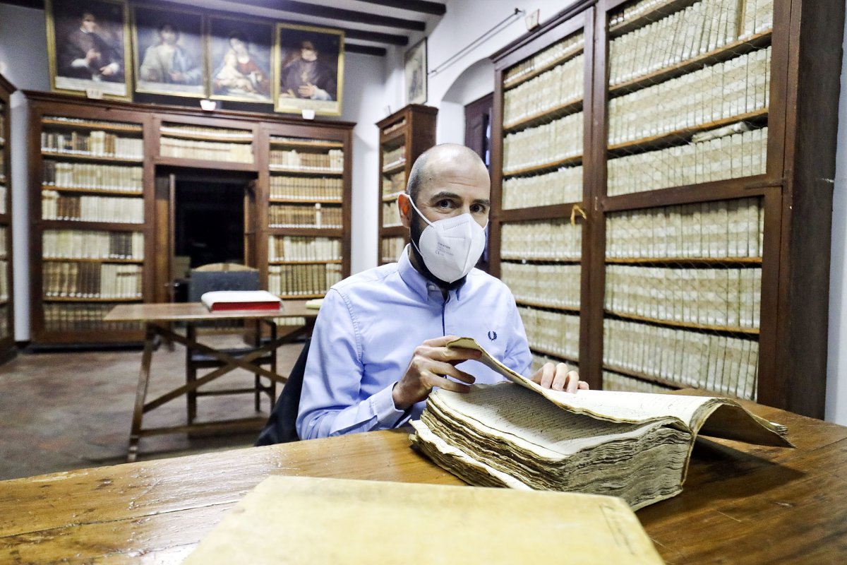 Carles Costa a l'Arxiu Episcopal, on ha pogut consultar part de la bibliografia