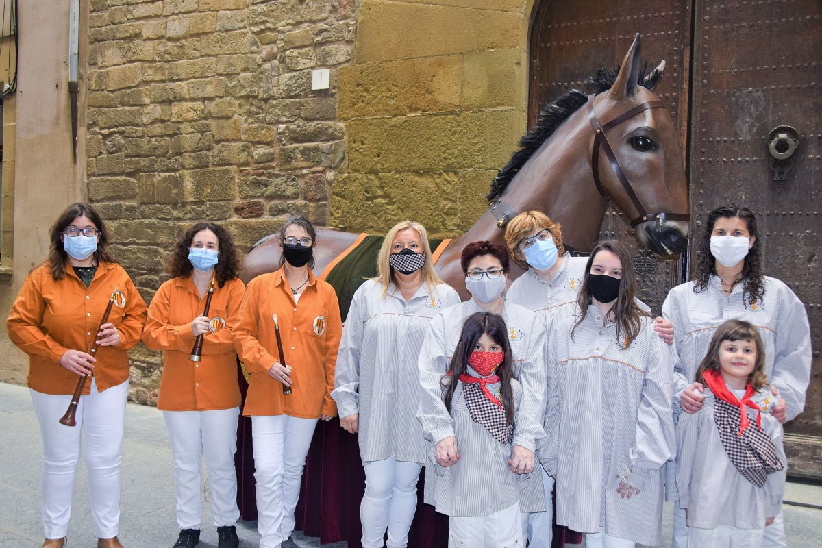 Les components femenines de la colla que participen en l'acció en línia