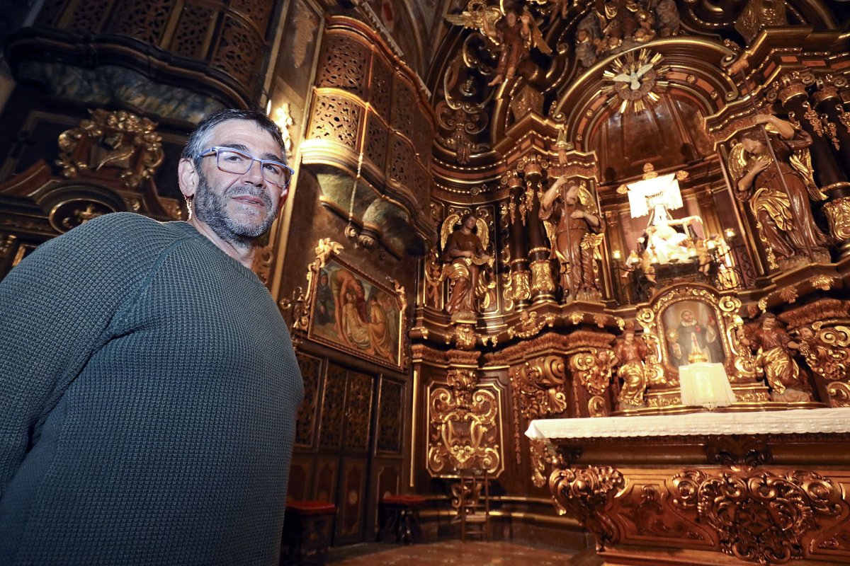Xavier Cervera, a l'església dels Dolors, amb la Mare de Déu al fons