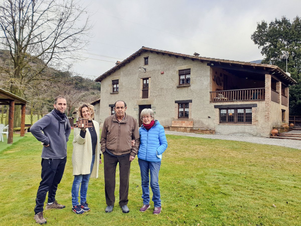 Guillem Deordal, Alba Vinyoles, Josep M. Viñolas i Lourdes Noguera, amb la maqueta de la casa que els va fer la ceramista Rosa M. Crous