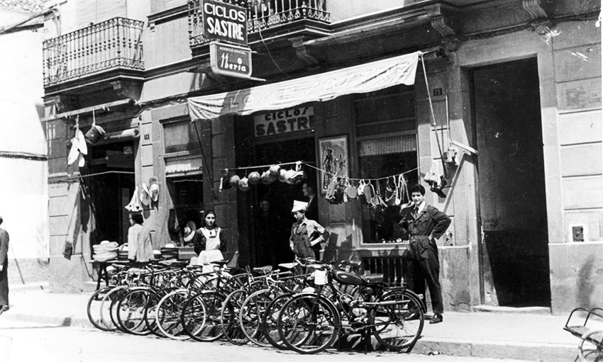 Botiga Ciclos Sastre, a la plaça Perpinyà de Granollers