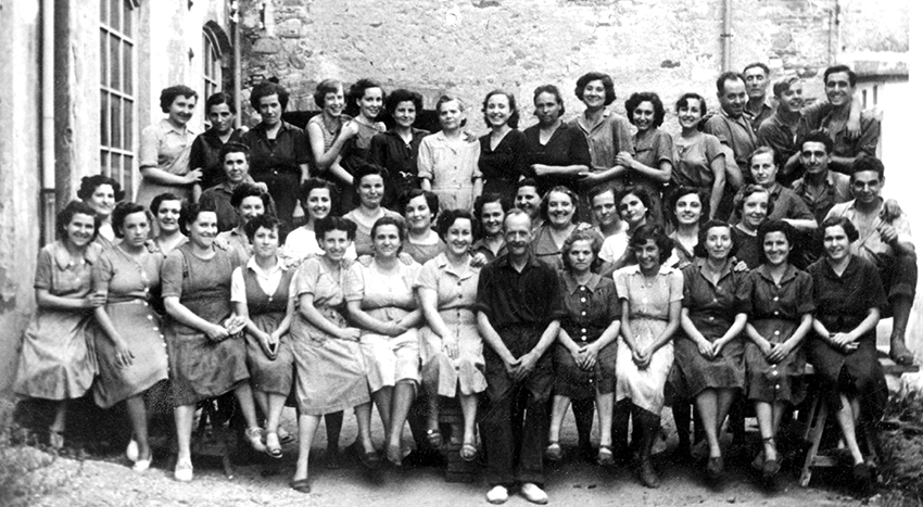 Grup de treballadores i treballadors de la fàbrica de Can Jaume, del carrer de Sant Jaume de Granollers