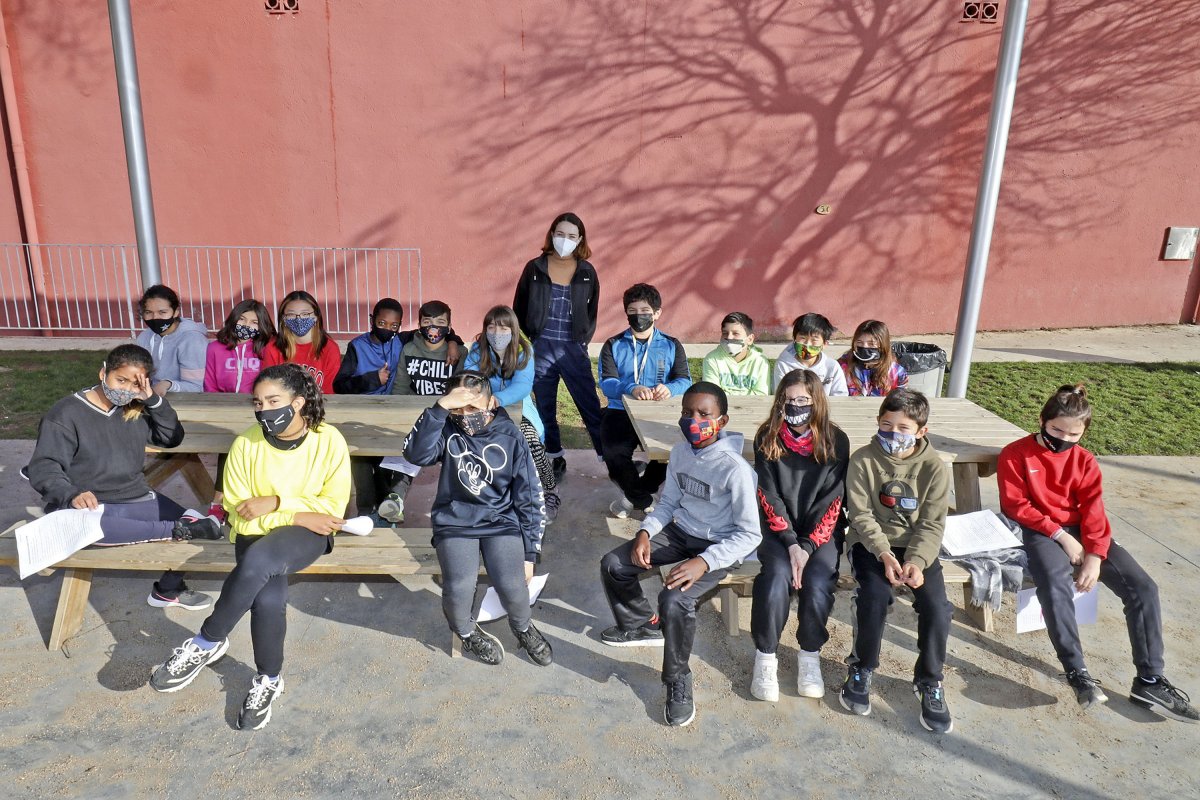La cantant Núria Graham envoltada dels alumnes de sisè C de l'Escola Salarich