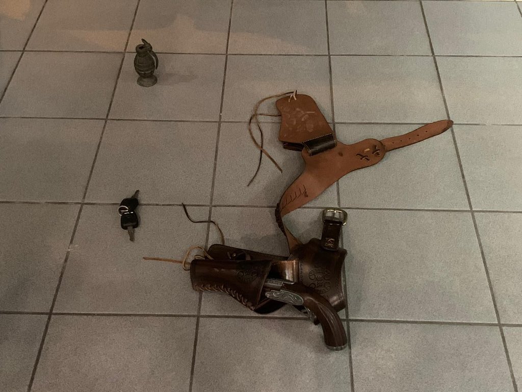 La granada i l'arma simulada que portava el detingut