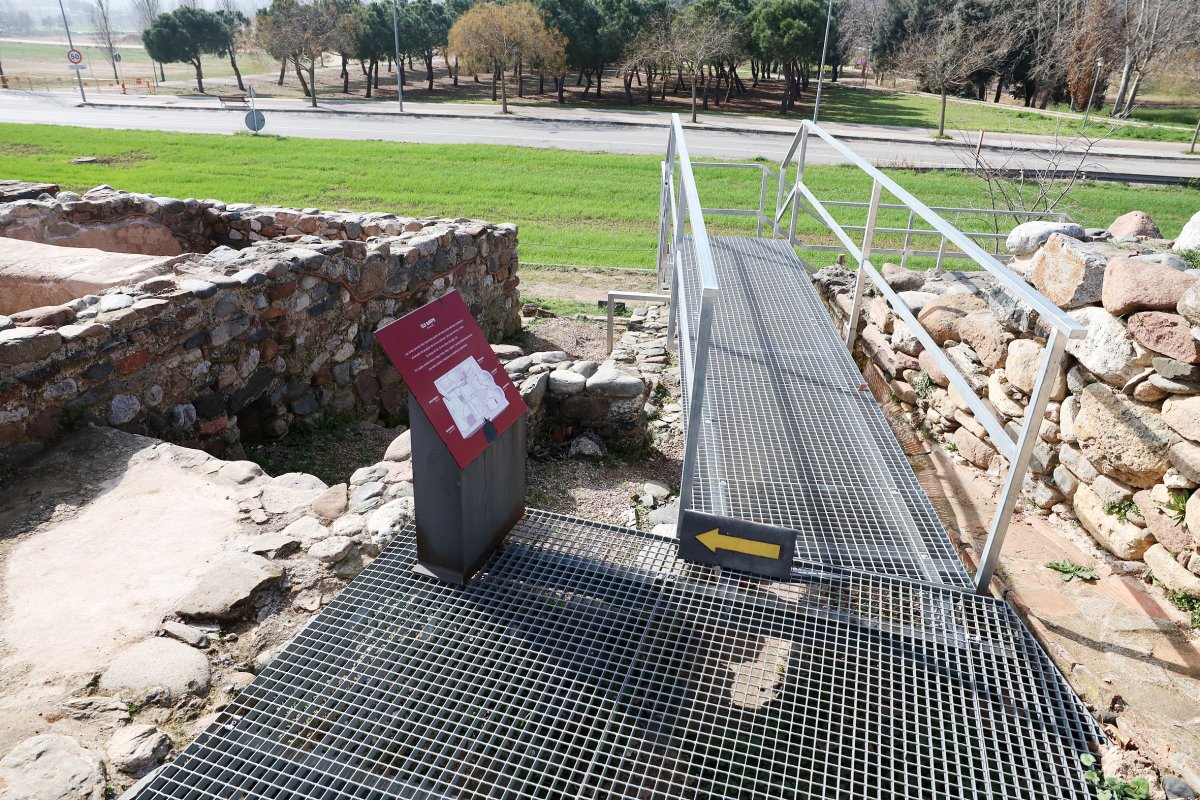 La nova passera per veure millor les restes de la vil·la romana