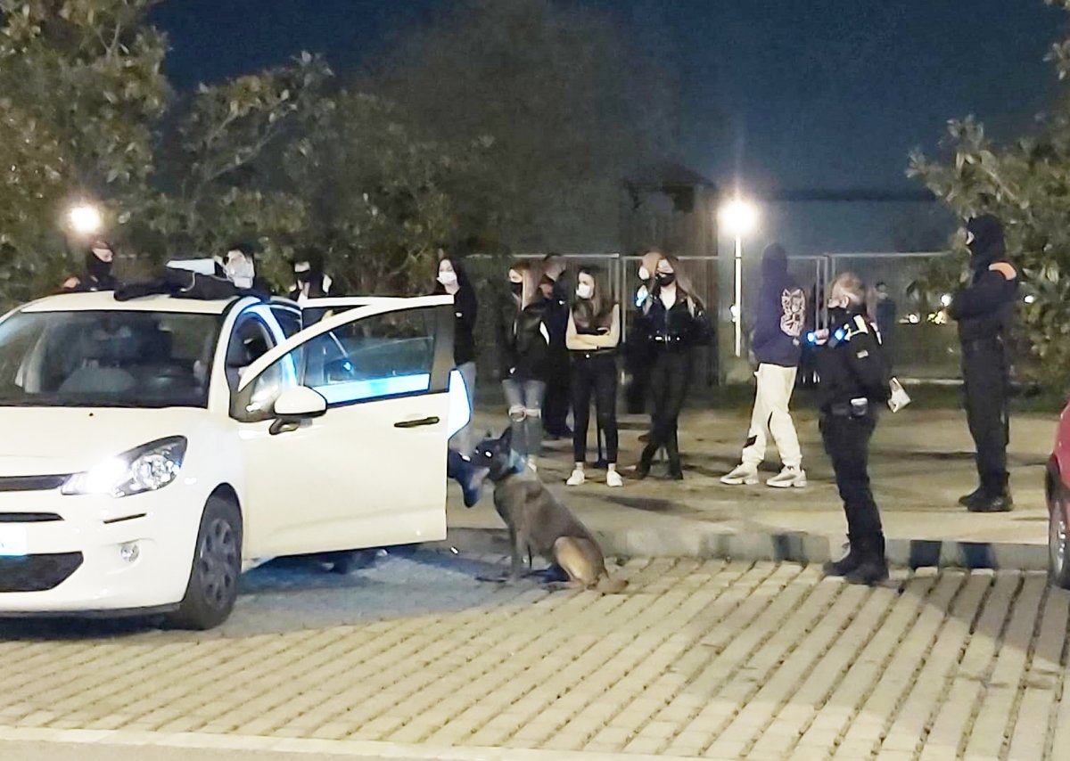 El desplegament policial a l'aparcament del Parc Firal es va fer dijous al vespre amb efectius de Mossos i Policia Local