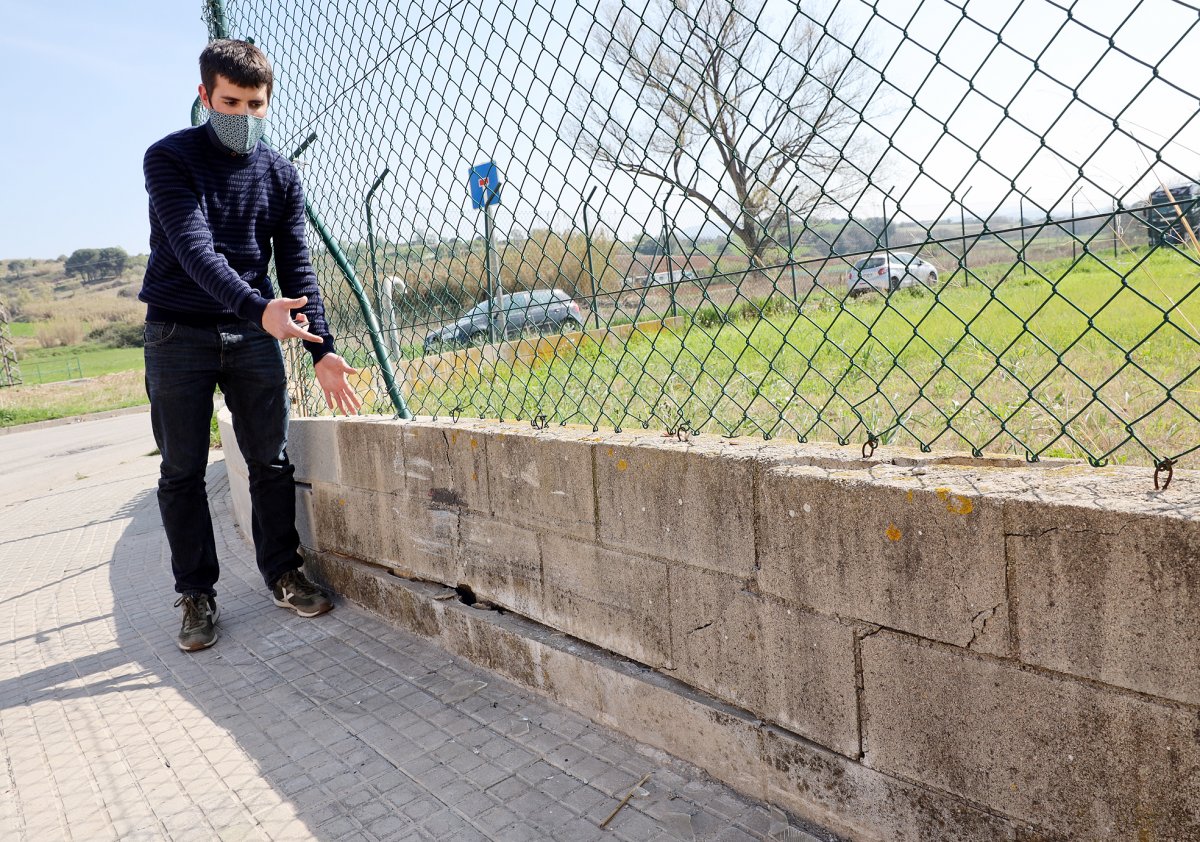 Albert Pujol mostrant el mur malmès pel darrer accident del 5 de març