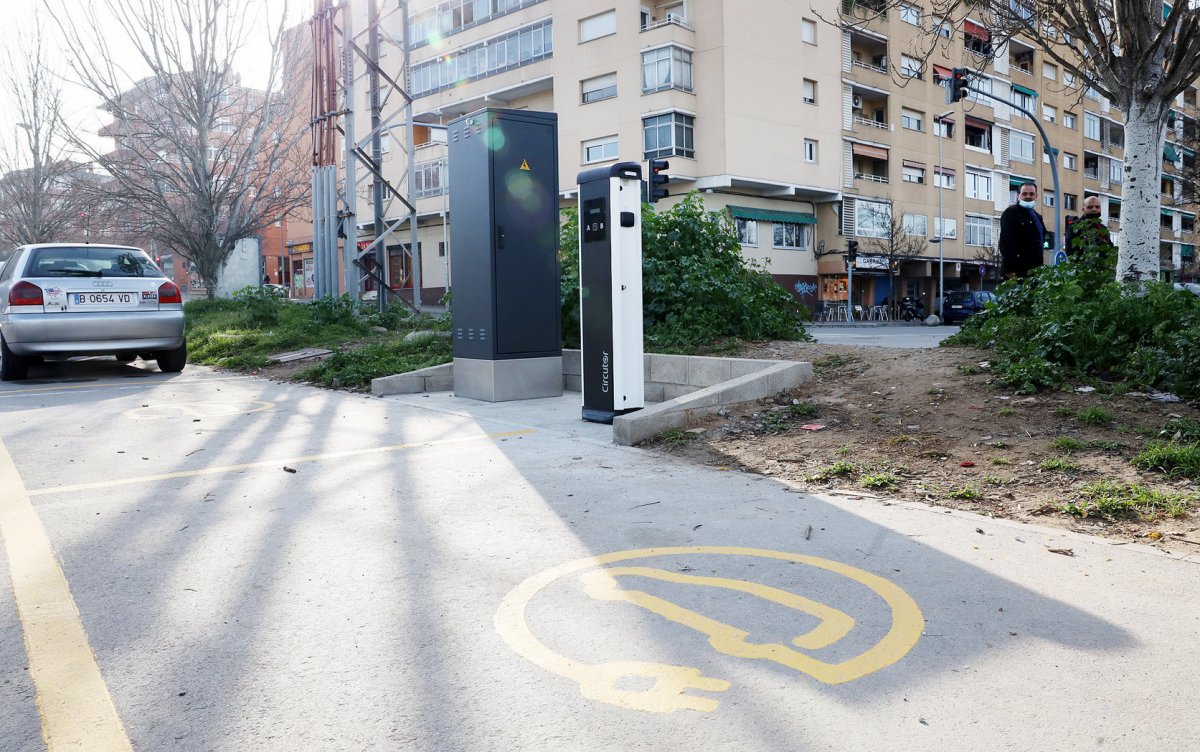 El nou punt de recàrrega de vehicles elèctrics situat a l'accés del l'aparcament del carrer Ramon Llull