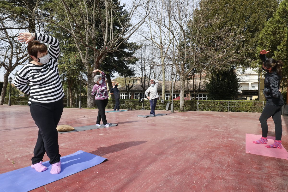 Un dels grups que fan els tallers de gimnàstica suau, als jardins de Can Planoles de Roda