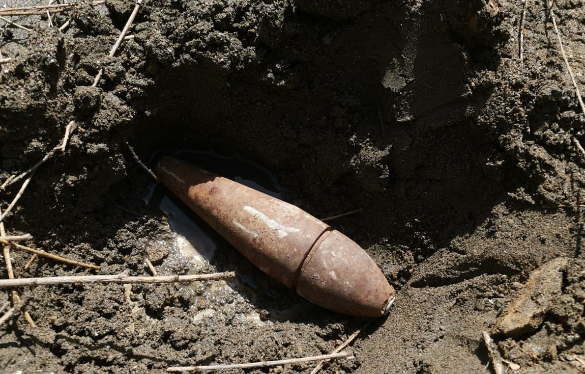 La bomba de morter que es va localitzar a la llera del Freser a Campdevànol