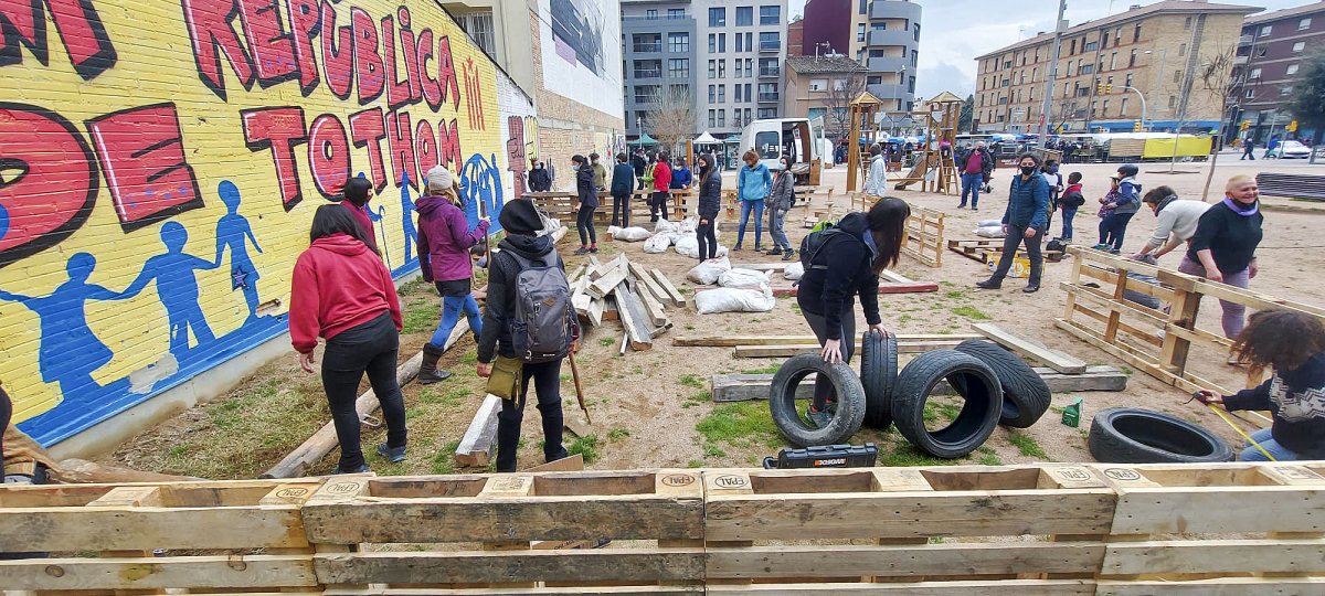 Les participants a la caminada d'aquest diumenge, acte previ a la jornada del 8 de març, van acabar conformant un hort a la plaça de la Noguera, al barri del Remei de Vic