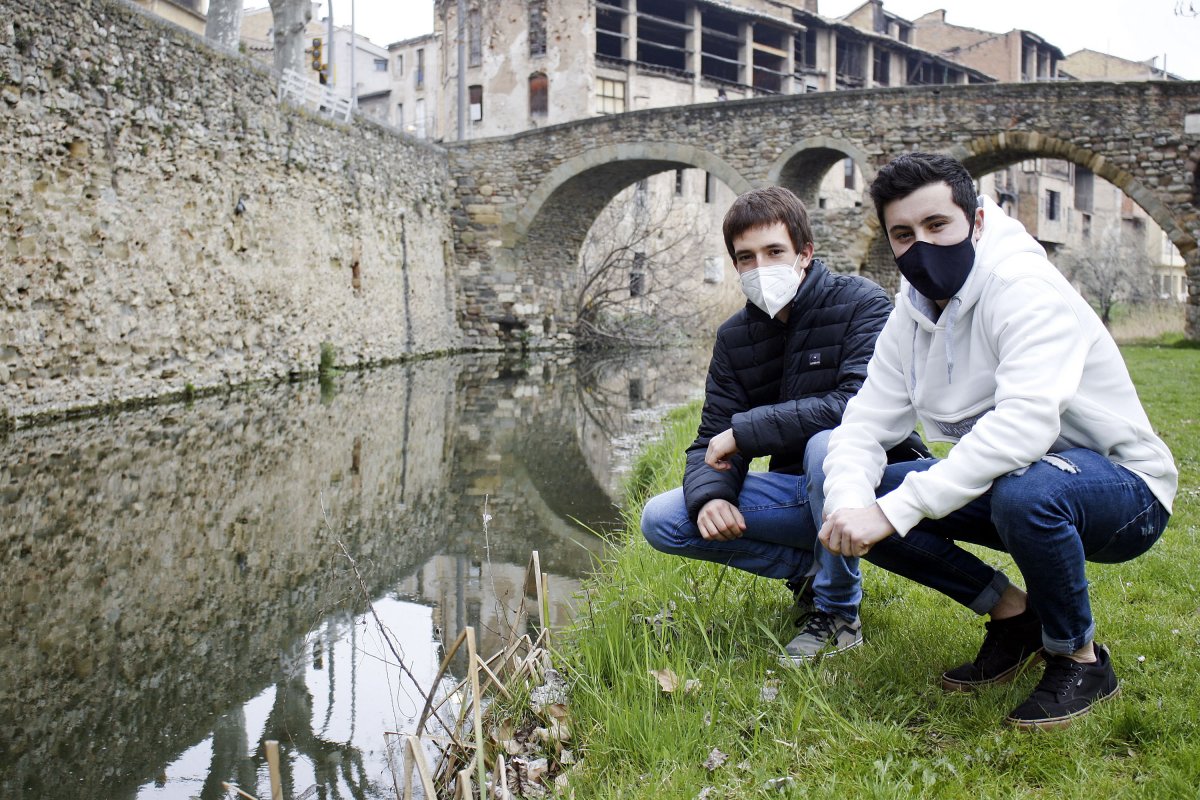 Abel Ayats i Jordi Camps van participar activament a la recerca feta pel CERM. A la foto, al costat del riu Mèder