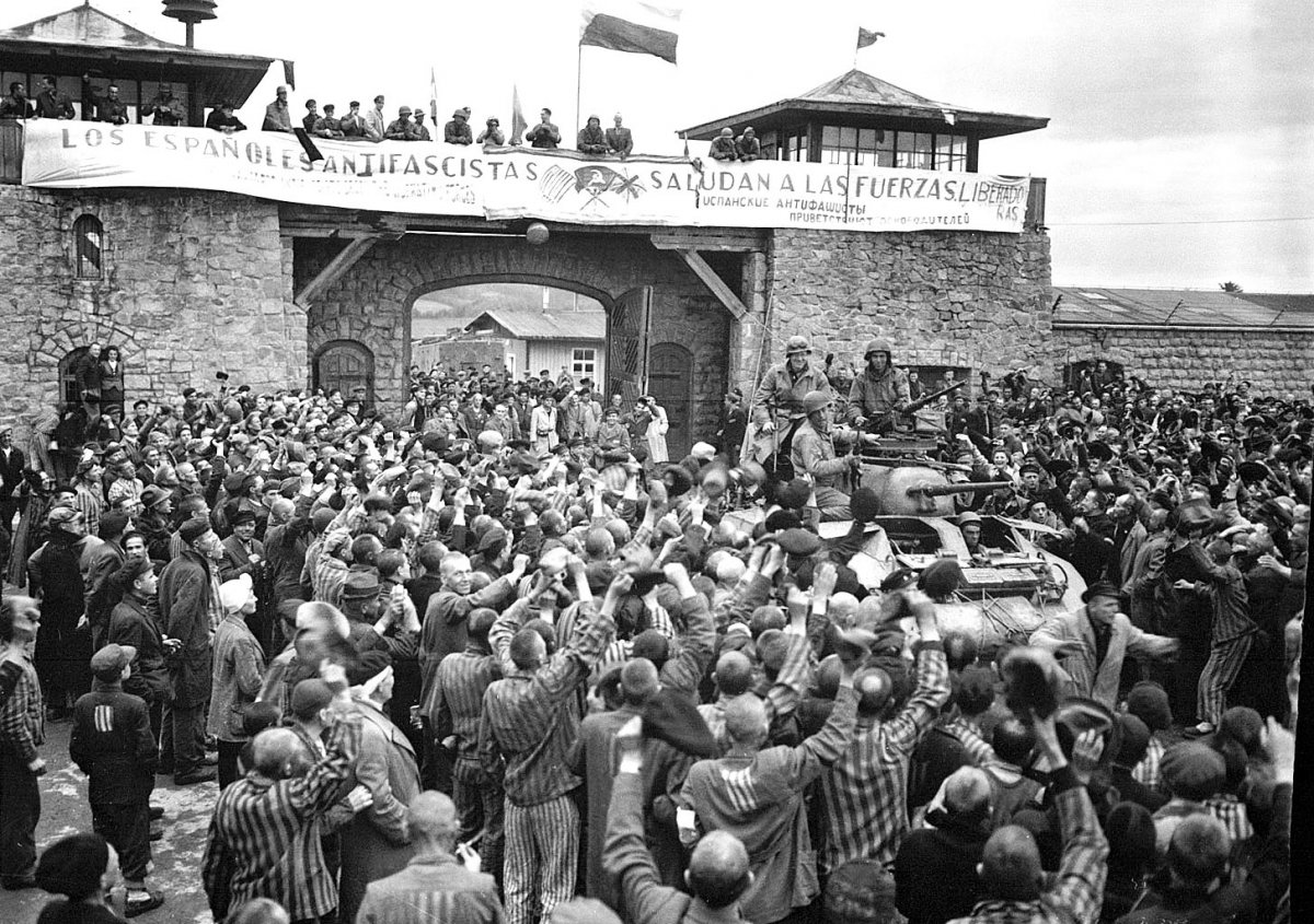 L’alliberament del camp de Mauthausen, amb una pancarta dels supervivents republicans penjant de l’entrada