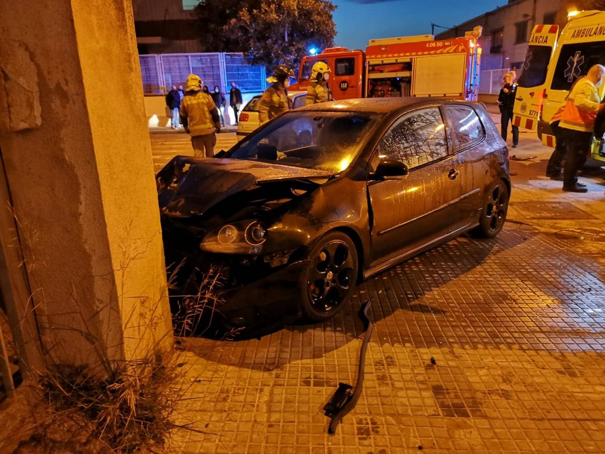 Després d'un primer impacte amb l'altre vehicle, un dels cotxes ha acabat topant contra la paret d'una empresa