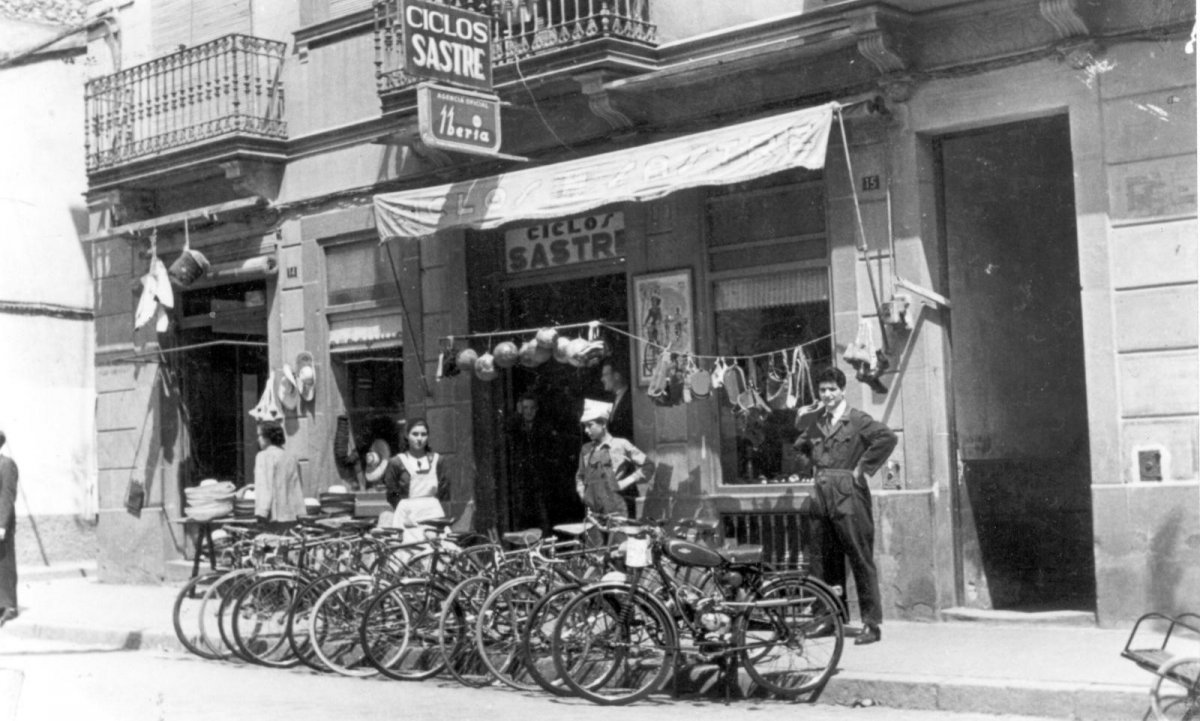 Una de les imatges de l'exposició recorda la botiga Ciclos Sastre de la plaça Perpinyà