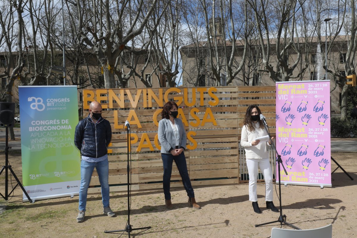 Titi Roca, Anna Erra i Susagna Roura, aquest dimecres al migdia presentant la nova edició del Mercat del Ram al parc Balmes, un dels epicentres de la fira