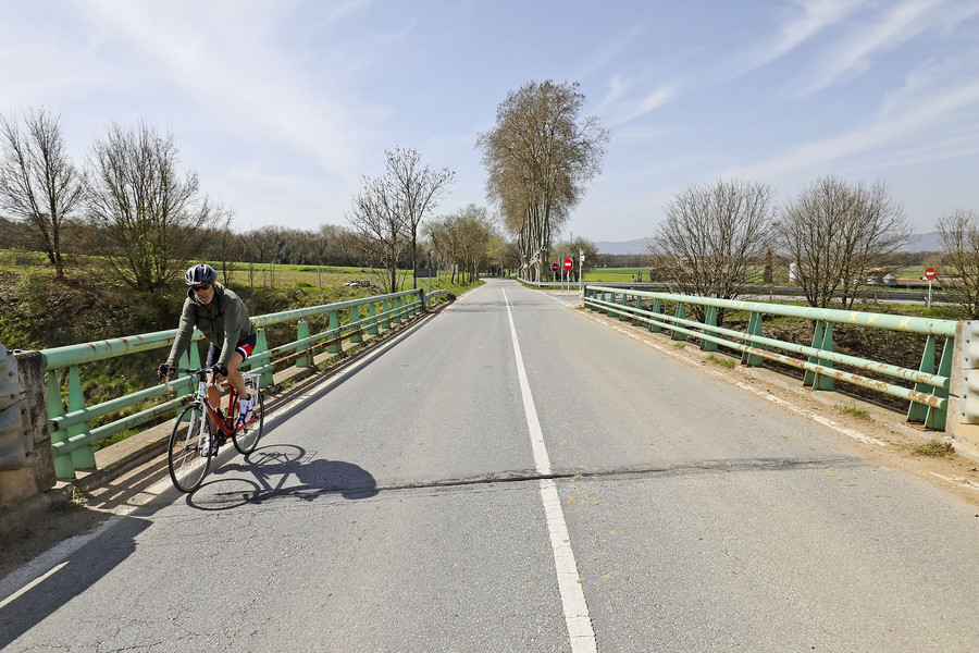 Un ciclista, aquest dimecres al pont de l’Eix a Vilalleons, justament on es construirà la passera metàl·lic