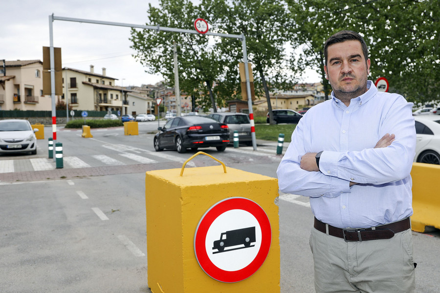 Josep Sallent, a l'entrada del polígon on s'ha instal·lat uns blocs de formigó que han generat polèmica