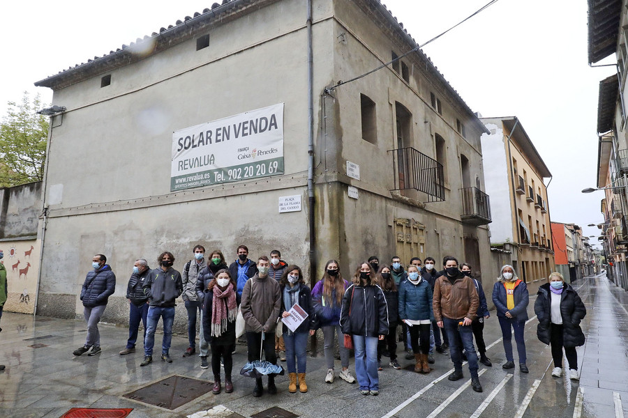Socis del Casal Boira Baixa de Manlleu, divendres a la tarda davant de l'edifici que s'aterrarà per construir el nou local