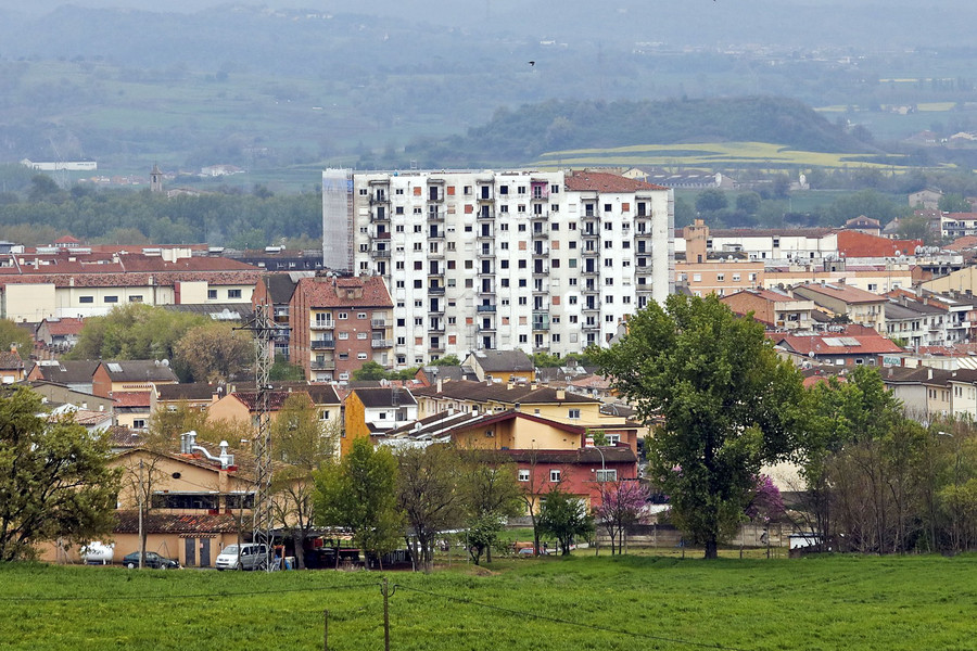 Vista dels pisos de Can Garcia de Manlleu l'abril passat, abans de l'enderroc