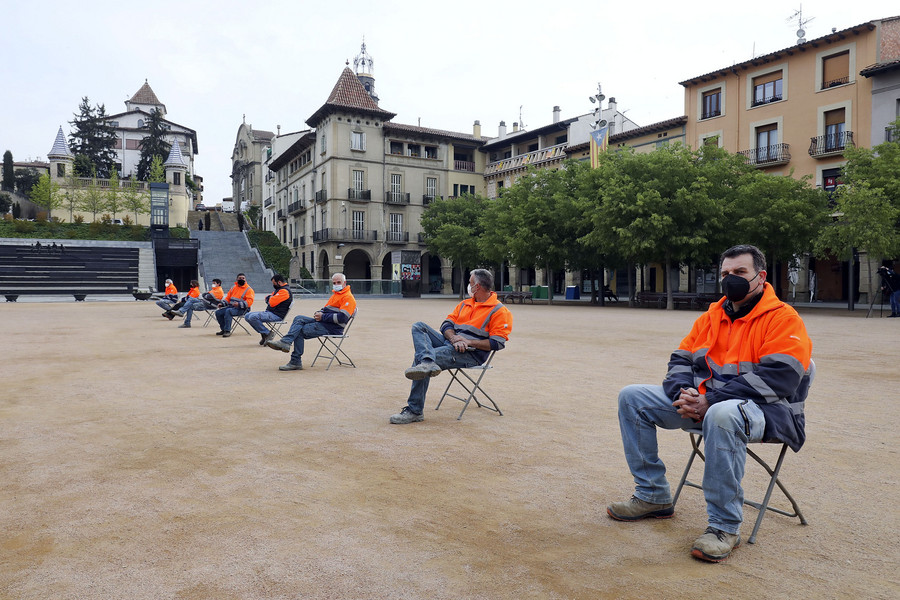 Els integrants de la brigada aprofiten l'estona d'esmorzar per asseure's a la plaça i visibilitzar la seva reivindicació