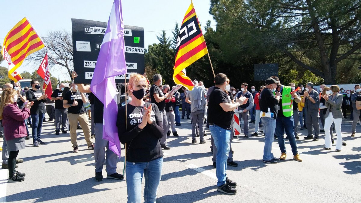 Un tall de carretera de treballadors de Bosch en protesta contra el tancament a Lliçà d'Amunt durant les protestes contra la decisió de la multinacional
