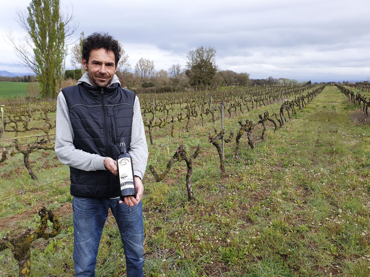 Roger Reig a peu de la vinya, amb una ampolla del nou Eixabuiro