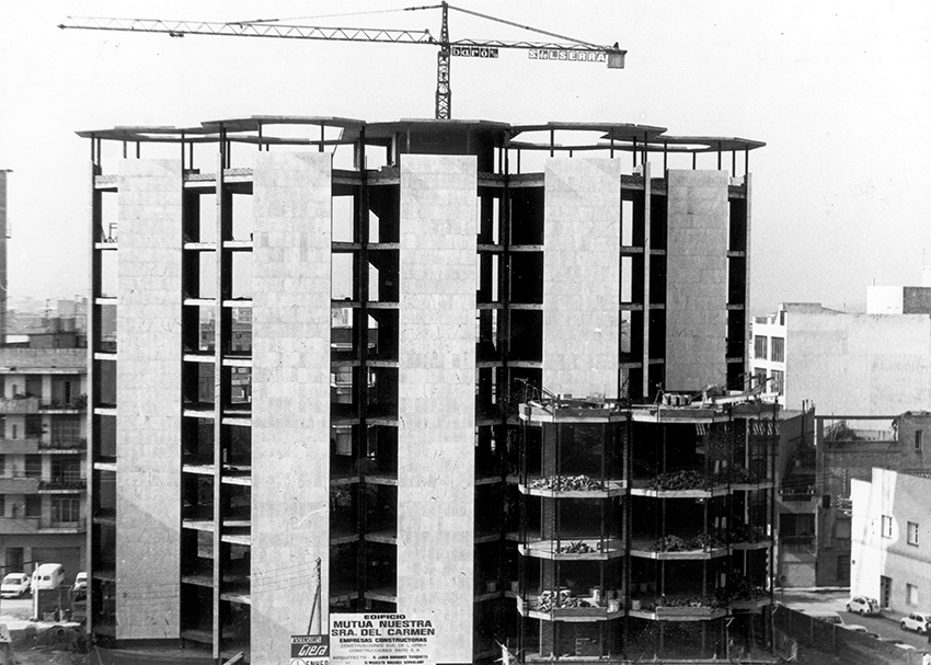 Construcció de l'edifici de la Mútua del Carme, situat a la plaça de Pau Casals el 1974