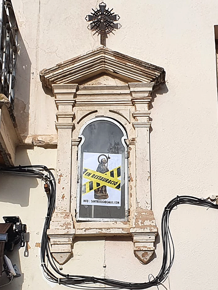 Ara es vol restaurar la capella que hi ha a la façana de les cases dels números 5 i 6 de la plaça de l'Església