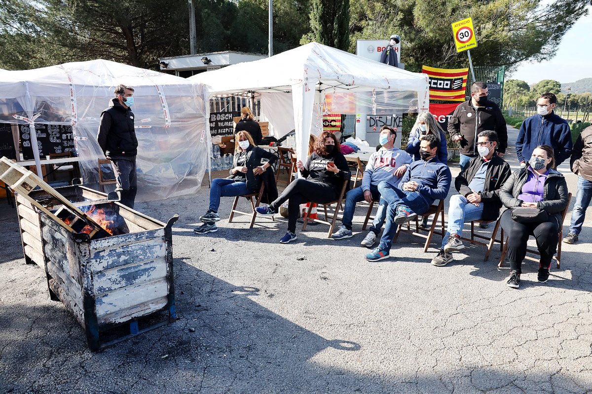Un grup de treballadors de Bosch en el campament que s'ha mantingut en la vaga contra el tancament de la planta