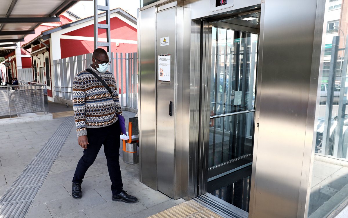 L'estació de Mollet-Santa Rosa, a la línia R3, és una de les darreres on es van fer obres de millora de l'accessibilitat amb la instal·lació d'ascensors i la construcció d'un pas inferior