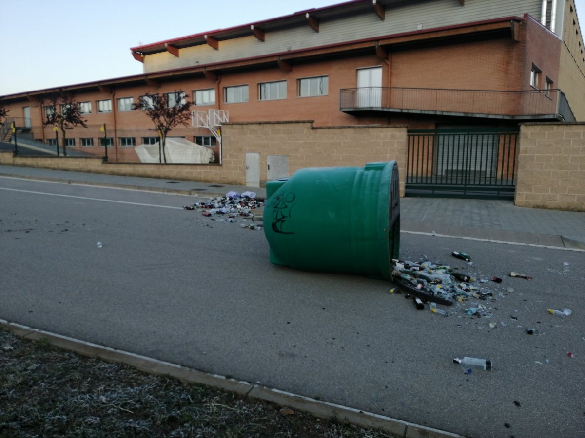 Un contenidor bolcat al mig del carrer a Sant Julià de Vilatorta