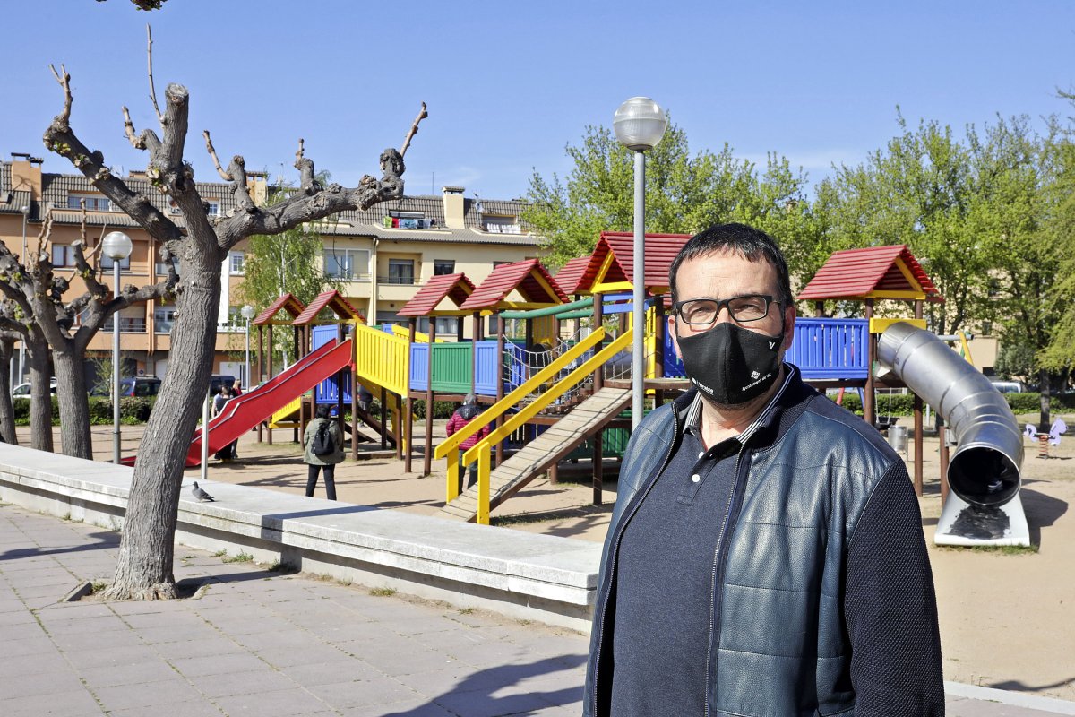 Albert Castells, dijous davant el parc infantil del barri de Santa Anna de Vic