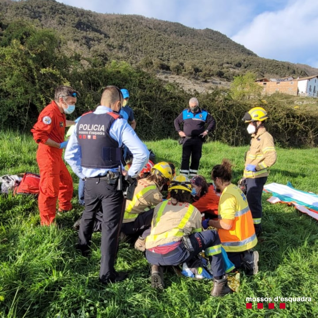 Bombers, Mossos i el SEM participant en el rescat de la parapentista a Sant Pere de Torelló