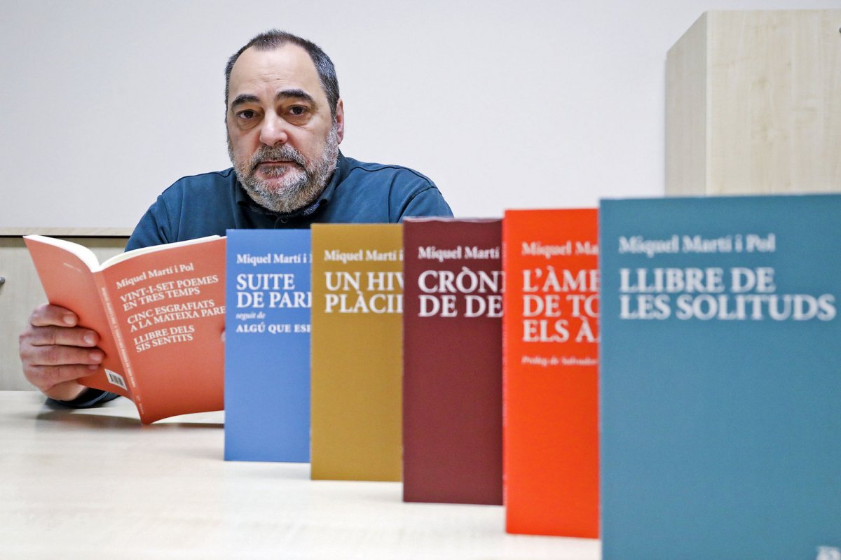 L'editor Jordi Cornudella, amb els volums que s'acaben de publicar